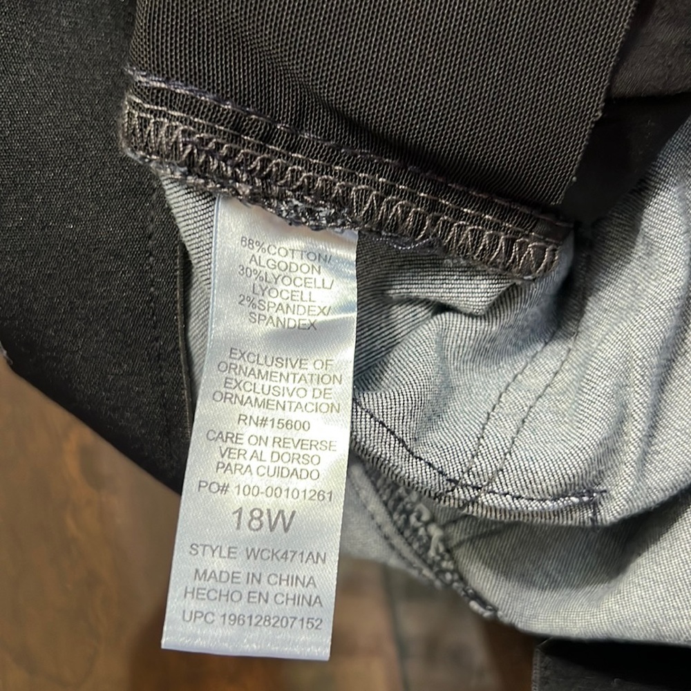 Democracy Plus Size "Ab"solution® Cuffed Mid Shorts. - Picture 10 of 12